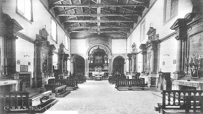 La foto mostra la chiesa del complesso conventuale di Sant’Agostino (Cortona). Dietro l’altare maggiore, si notano la cantòria e l’organo cinquecentesco andati perduti durante i lavori di trasformazione della chiesa in auditorium e centro congressi comunale eseguiti nella seconda metà del XX secolo