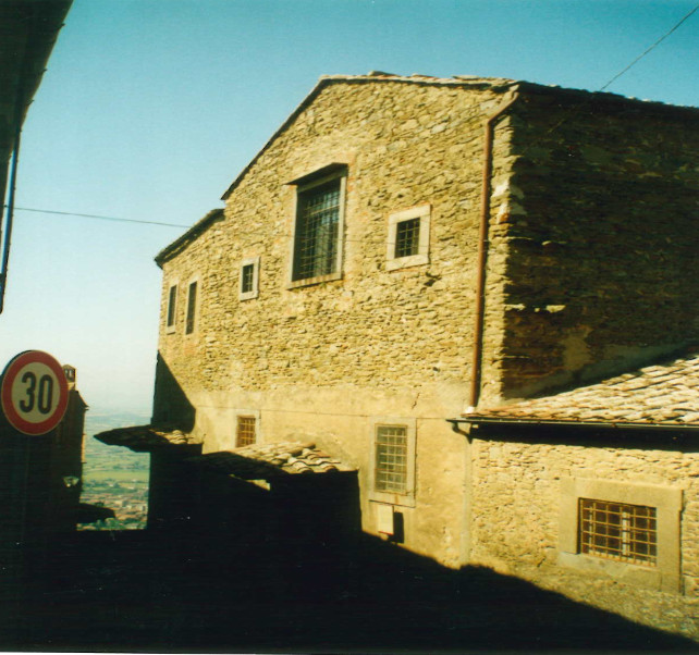 La foto mostra l’esterno del Monastero
