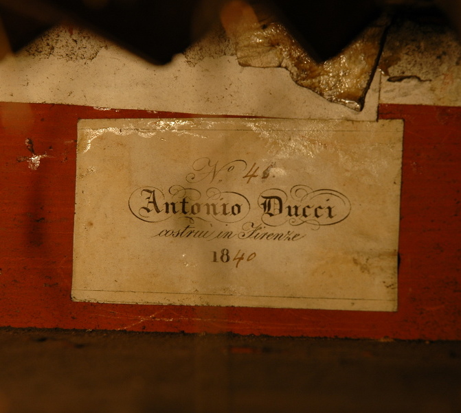 Etichetta che documenta la ricostruzione di Ducci