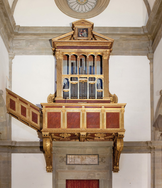 Foto dell’organo, con la cantoria in rosso, nella Chiesa di Santa Maria Nuova
