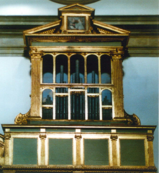 Foto dell’Organo prima del restauro, con la cantoria dipinta di verde